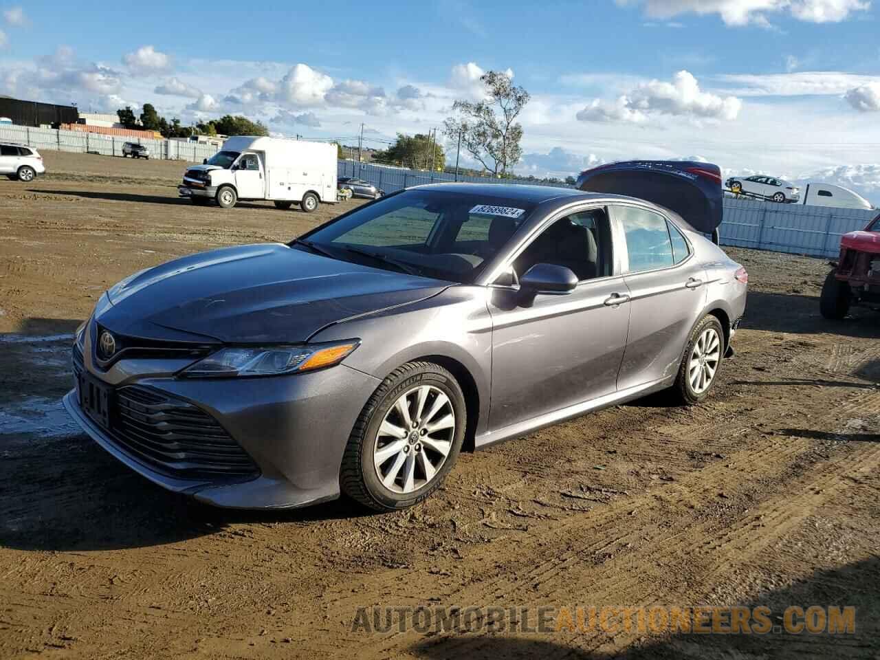 4T1B11HK2JU140414 TOYOTA CAMRY 2018