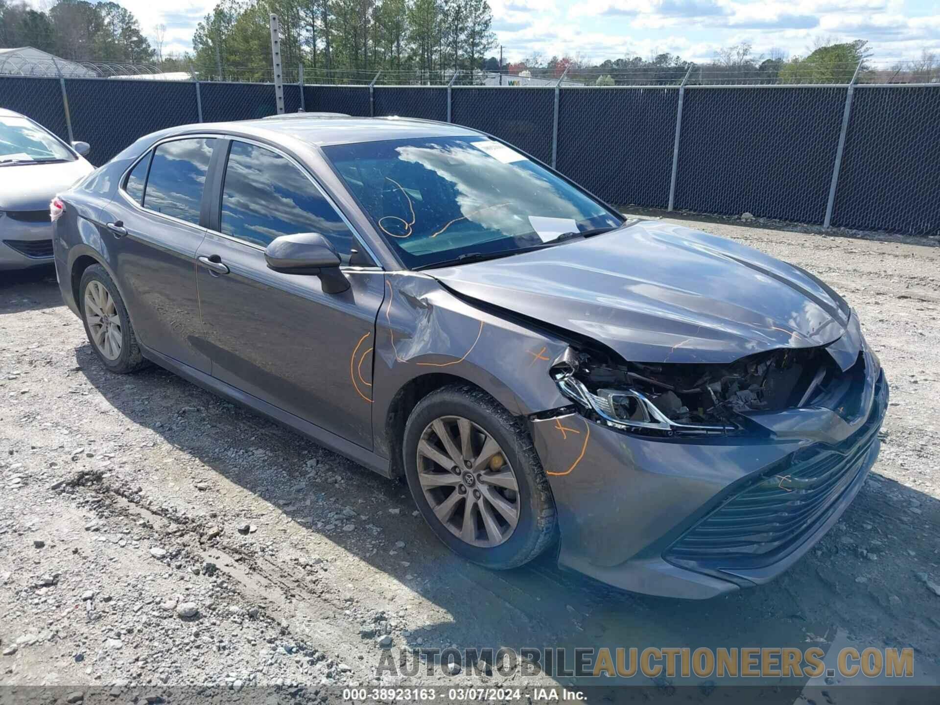 4T1B11HK2JU143569 TOYOTA CAMRY 2018