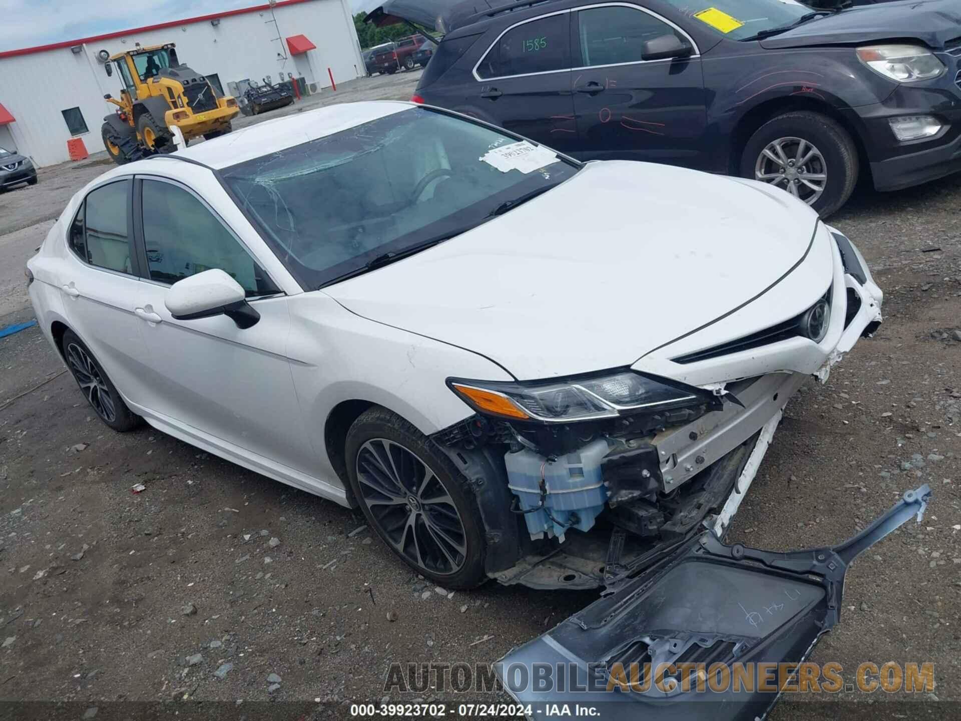 4T1B11HK2JU154457 TOYOTA CAMRY 2018