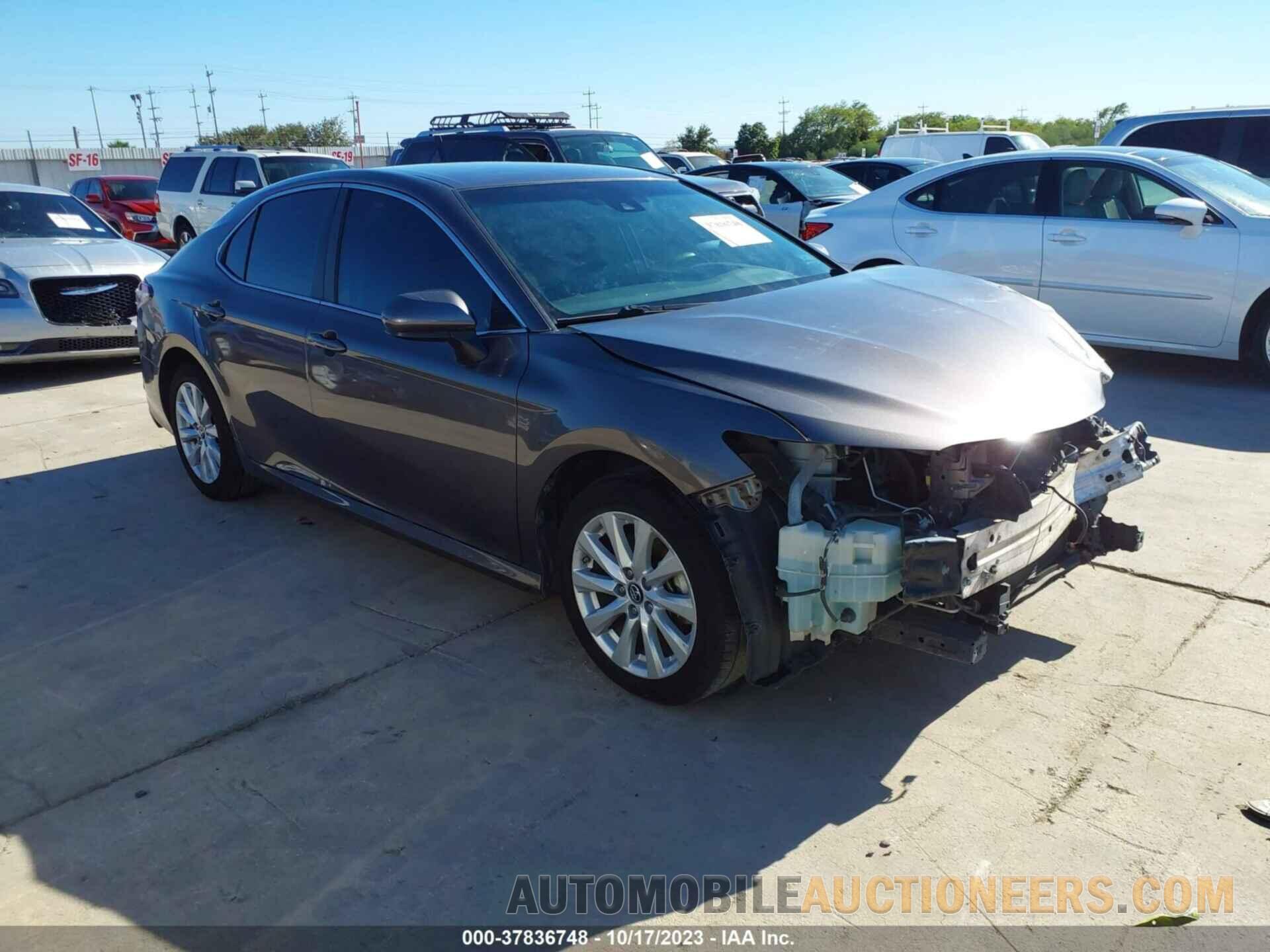 4T1B11HK2JU158086 TOYOTA CAMRY 2018