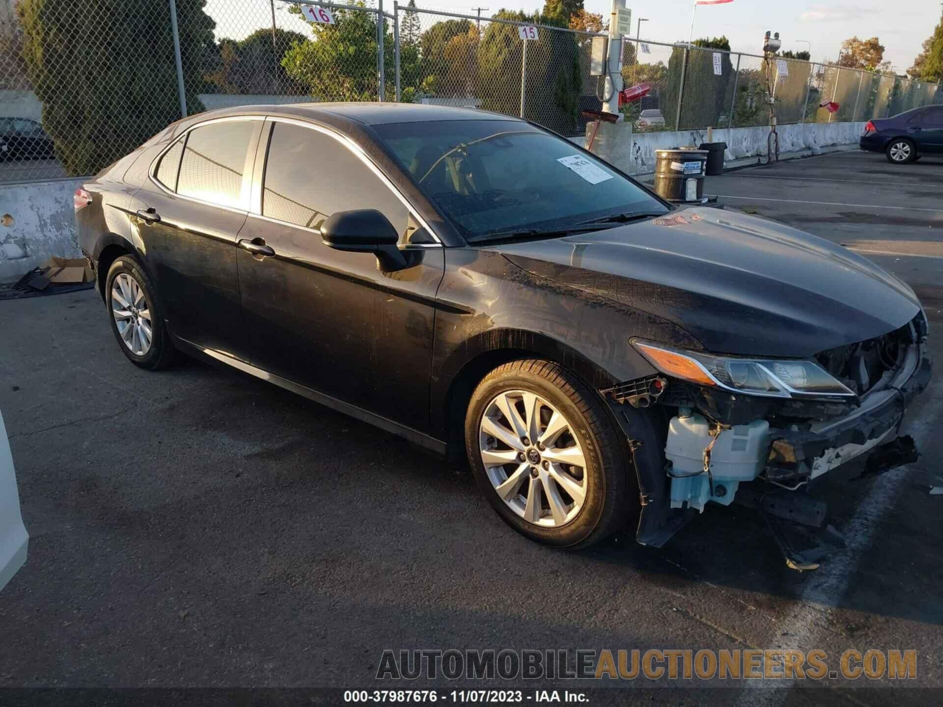 4T1B11HK2JU500703 TOYOTA CAMRY 2018