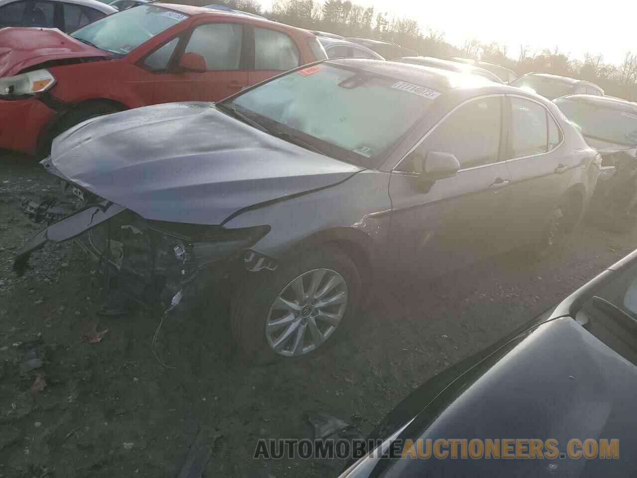 4T1B11HK2JU512379 TOYOTA CAMRY 2018