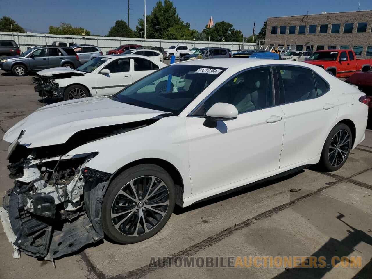 4T1B11HK2JU561999 TOYOTA CAMRY 2018