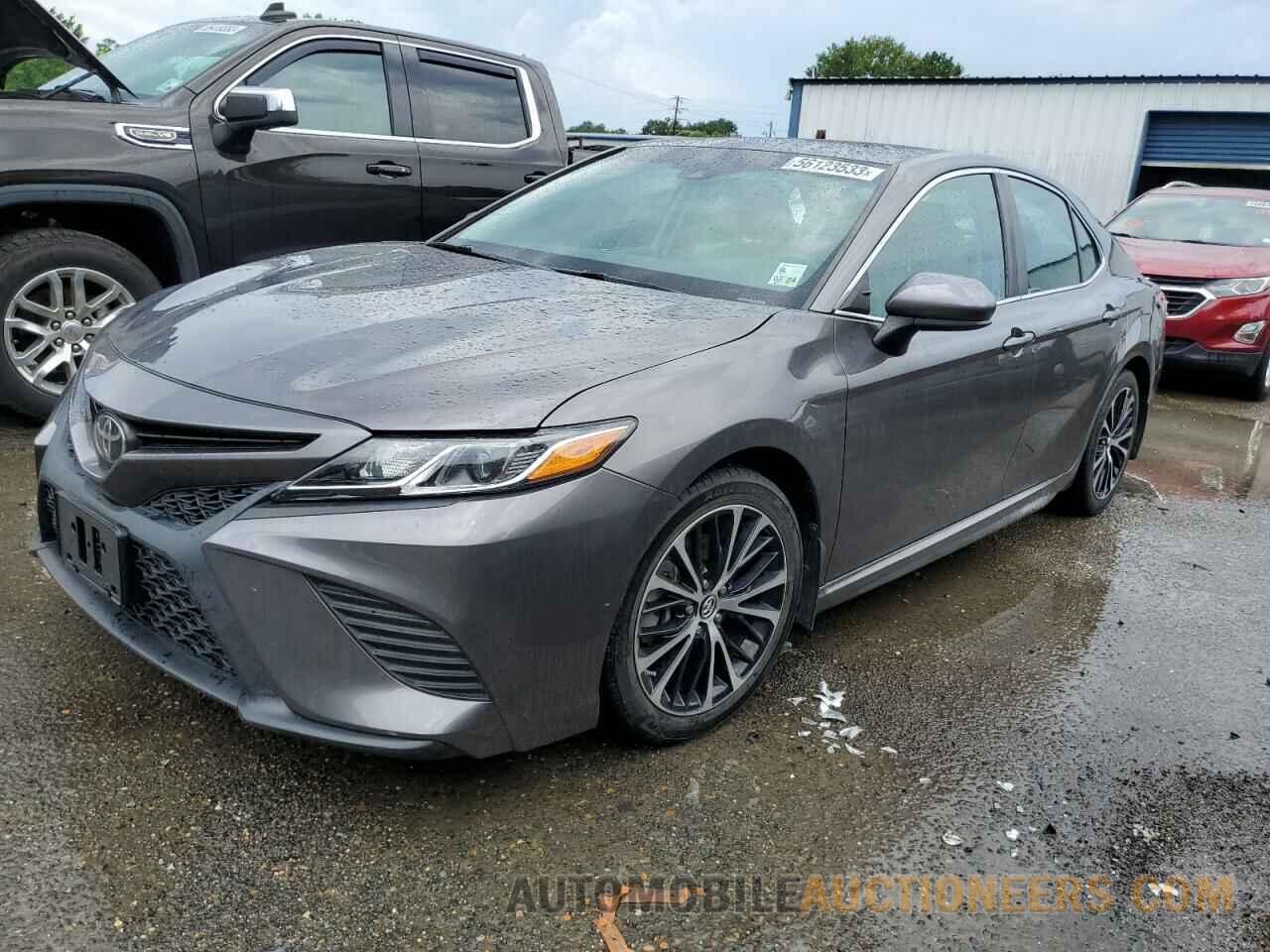 4T1B11HK2JU565647 TOYOTA CAMRY 2018