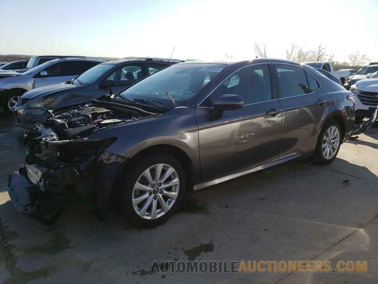 4T1B11HK2JU577684 TOYOTA CAMRY 2018