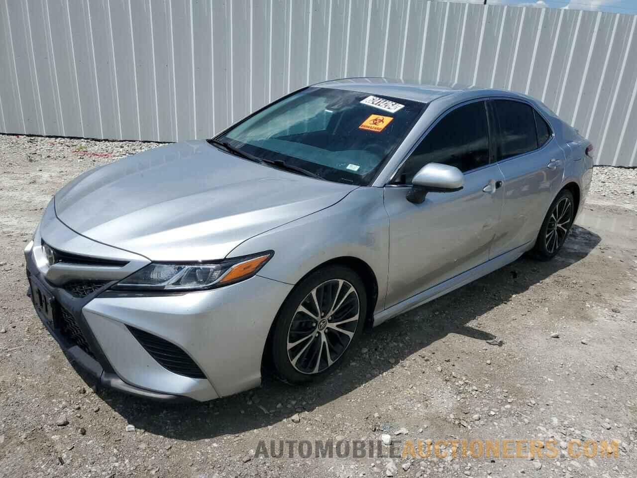 4T1B11HK2JU581573 TOYOTA CAMRY 2018