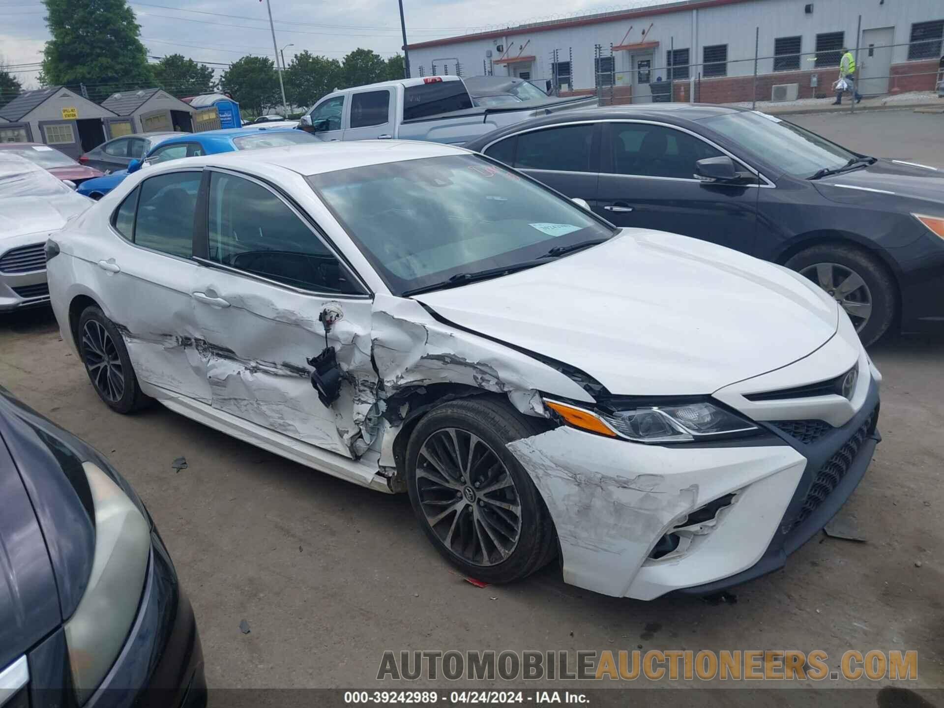 4T1B11HK2JU583565 TOYOTA CAMRY 2018