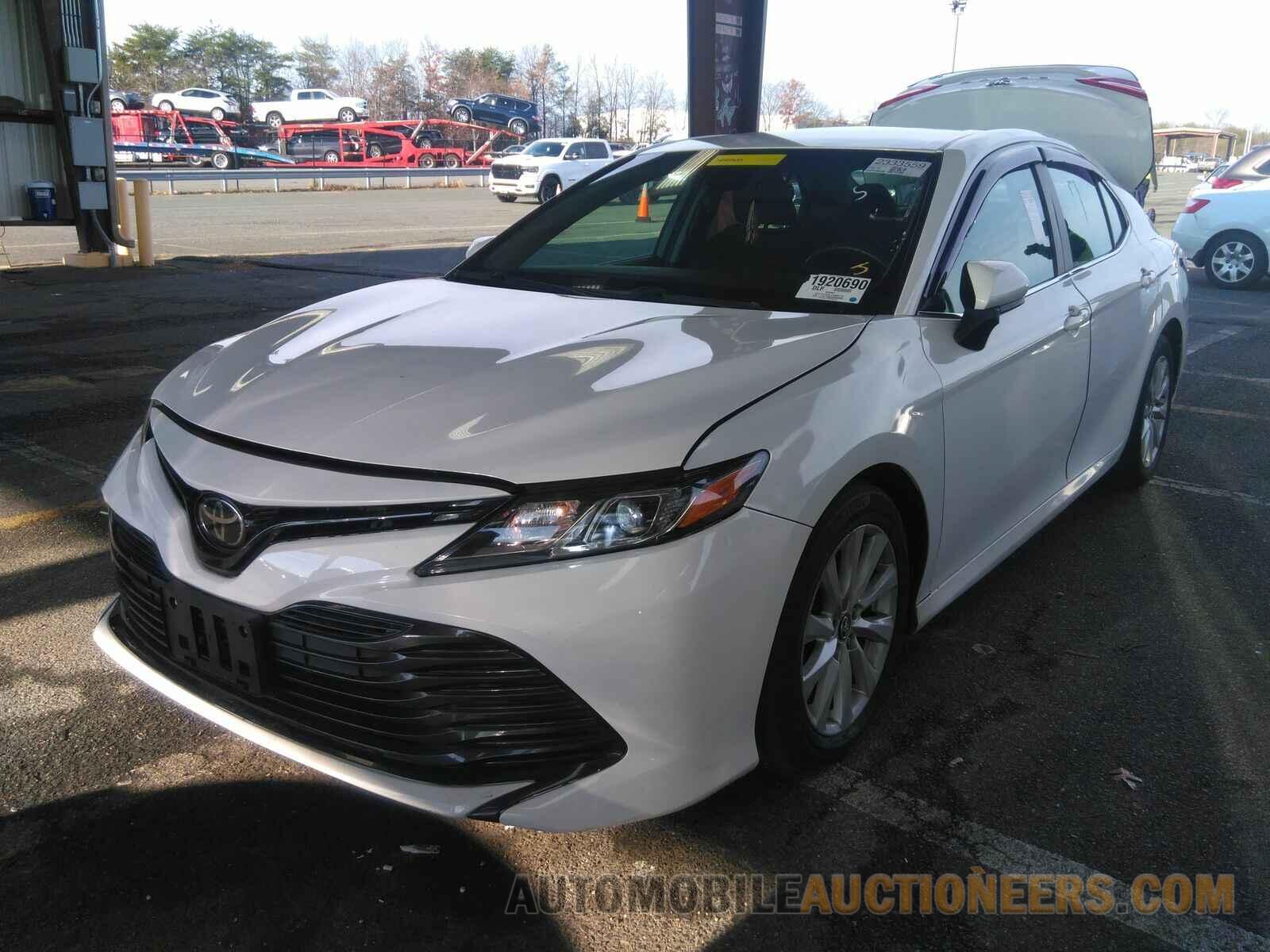 4T1B11HK2JU590824 Toyota Camry LE 2018