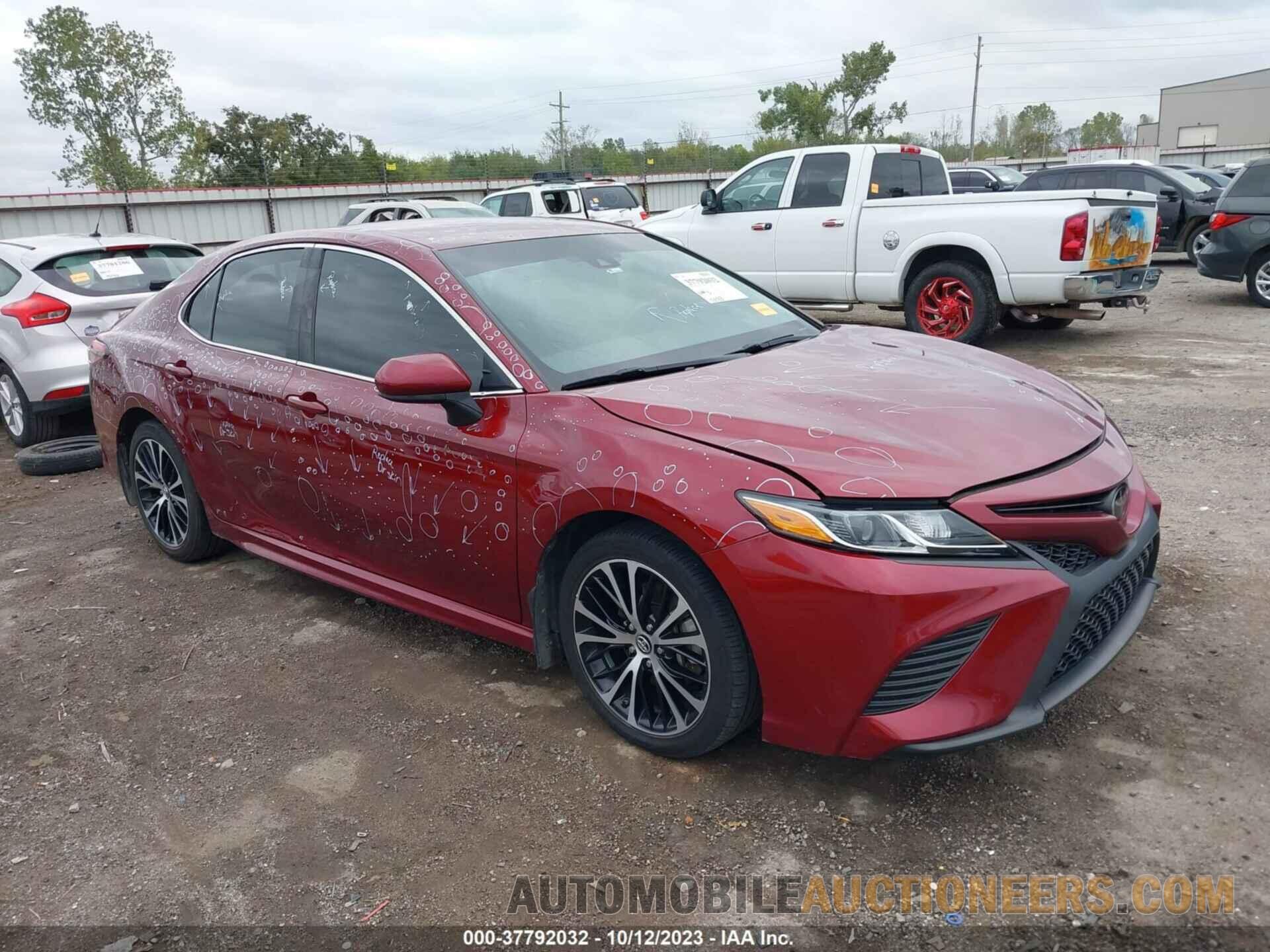 4T1B11HK2JU600073 TOYOTA CAMRY 2018