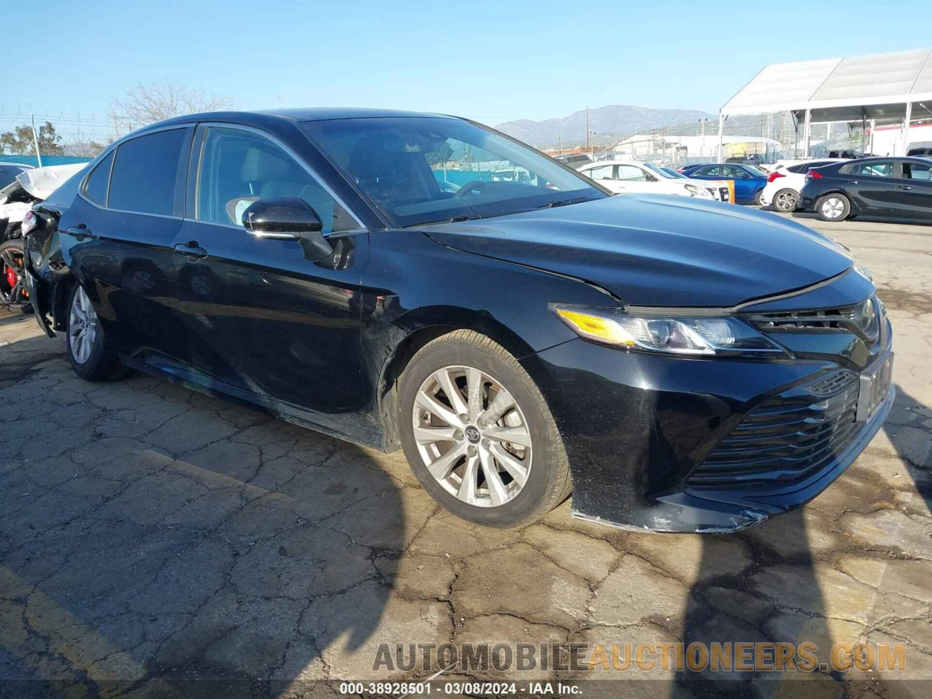 4T1B11HK2JU600445 TOYOTA CAMRY 2018