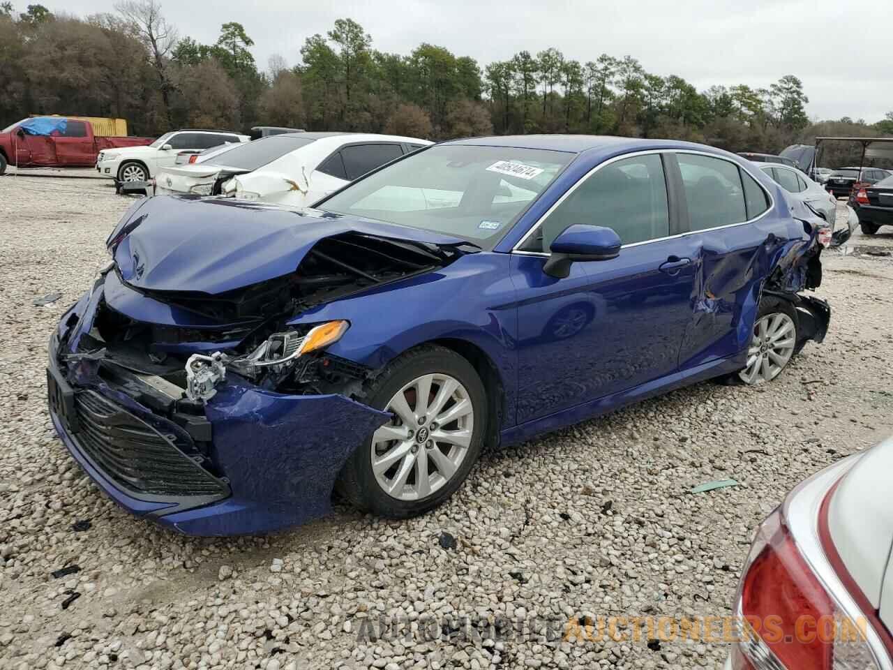 4T1B11HK2JU600879 TOYOTA CAMRY 2018