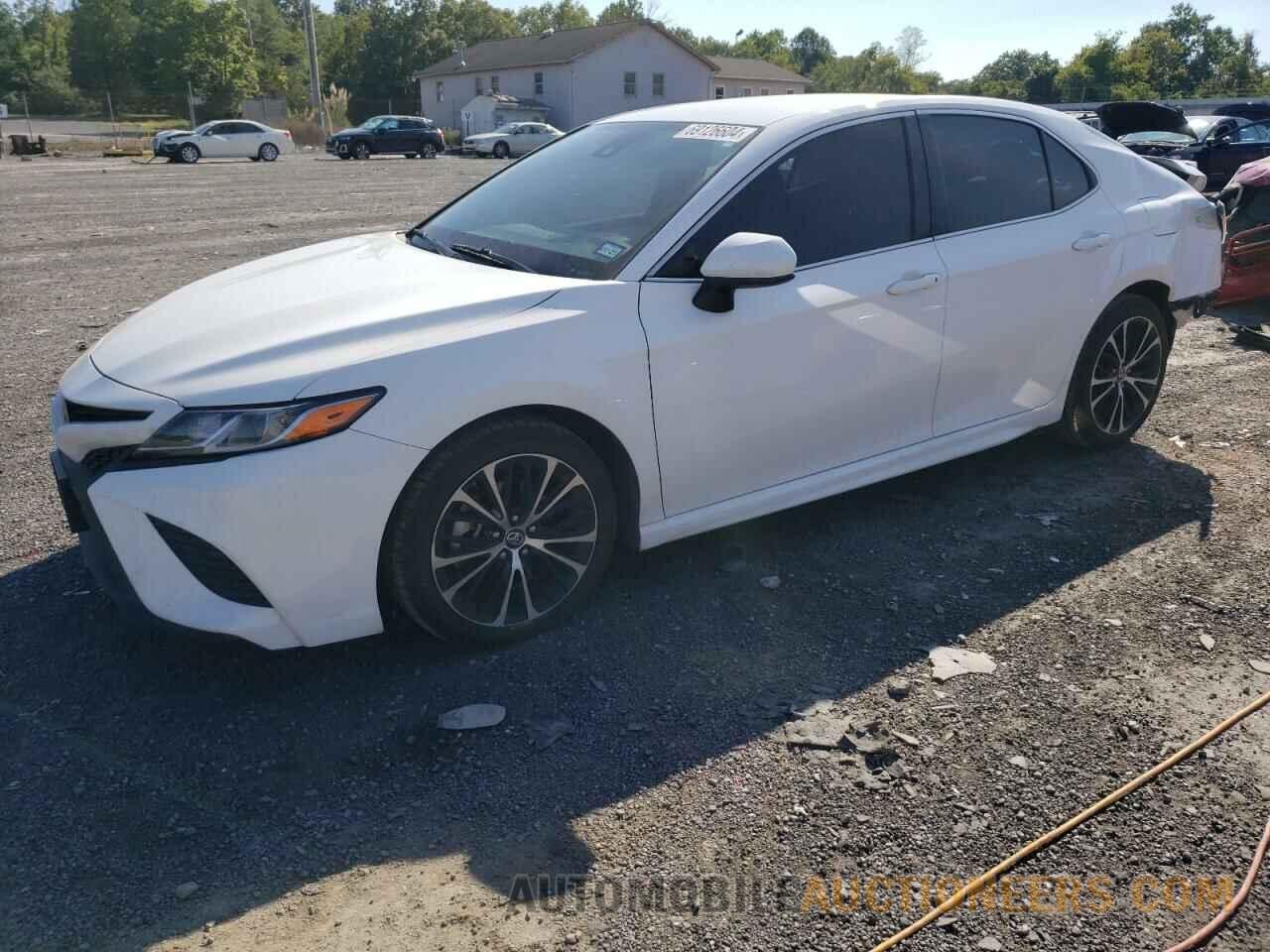 4T1B11HK2JU615947 TOYOTA CAMRY 2018