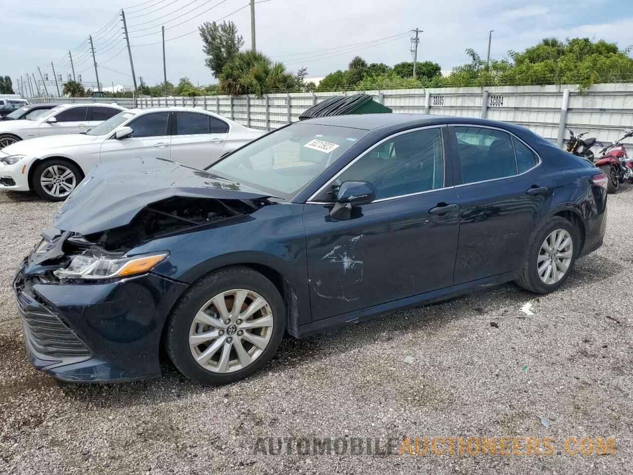 4T1B11HK2JU620565 TOYOTA CAMRY 2018