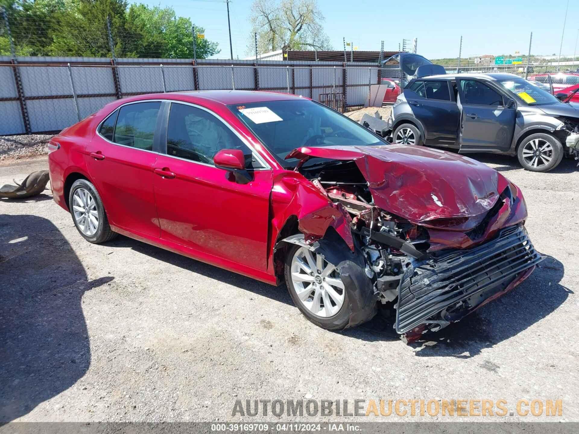 4T1B11HK2JU621067 TOYOTA CAMRY 2018