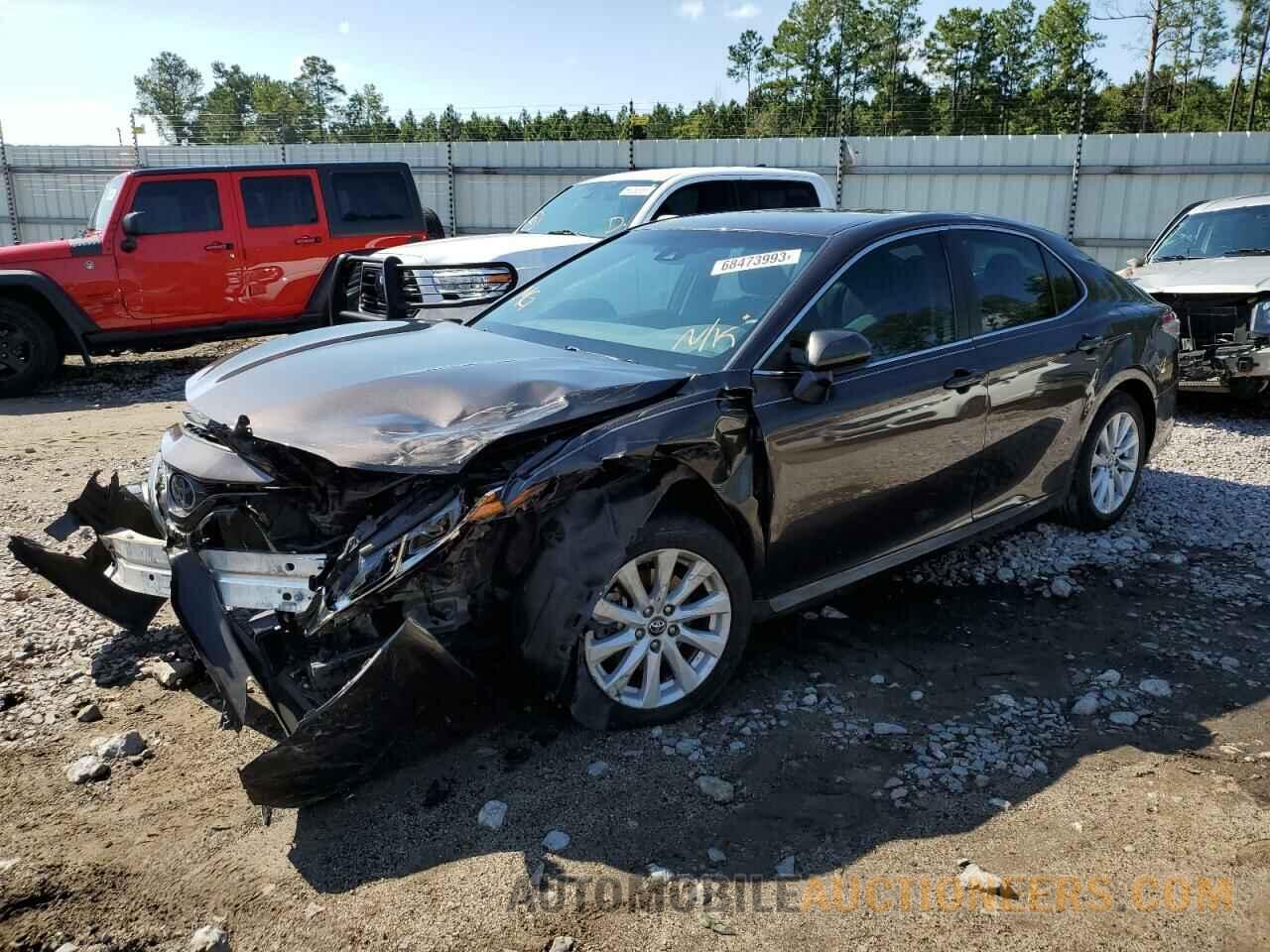 4T1B11HK2JU649323 TOYOTA CAMRY 2018