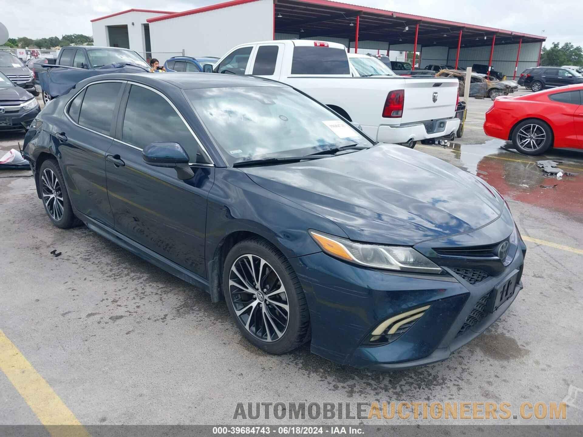 4T1B11HK2JU649693 TOYOTA CAMRY 2018