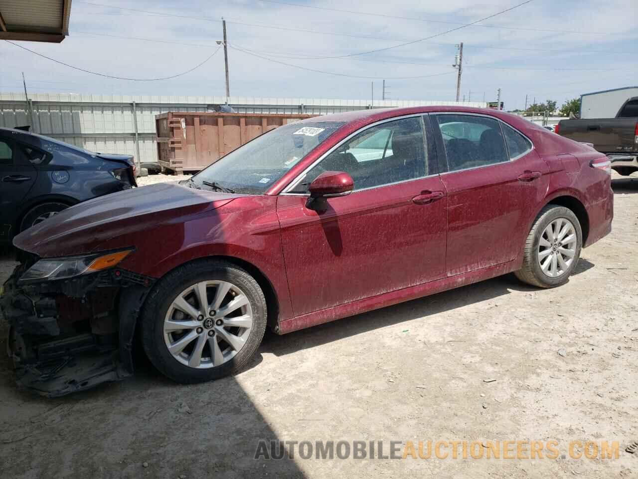 4T1B11HK2JU677932 TOYOTA CAMRY 2018