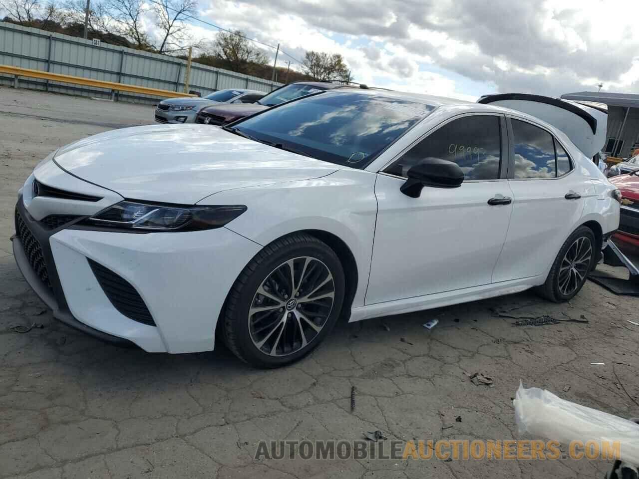 4T1B11HK3JU112475 TOYOTA CAMRY 2018