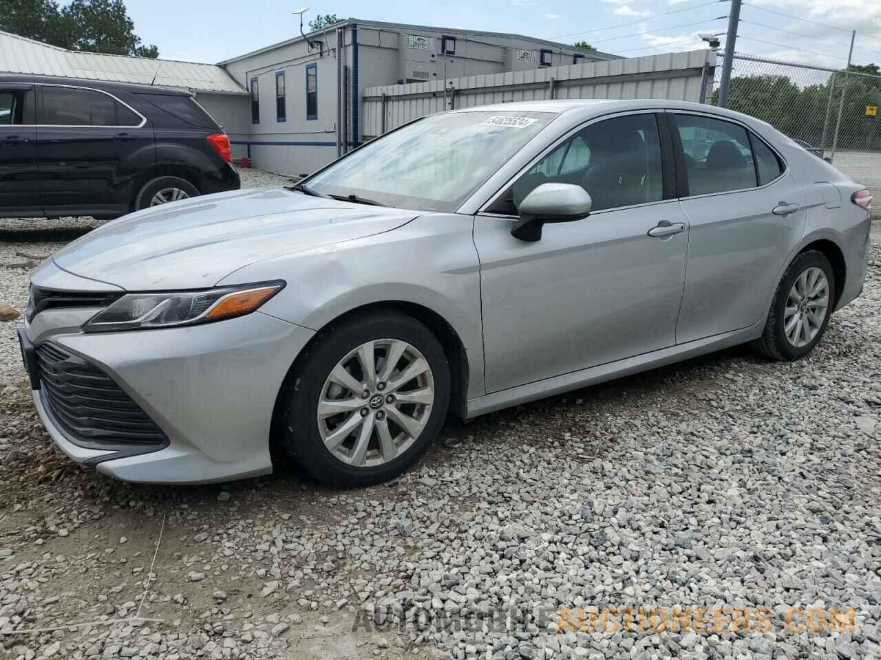 4T1B11HK3JU572056 TOYOTA CAMRY 2018