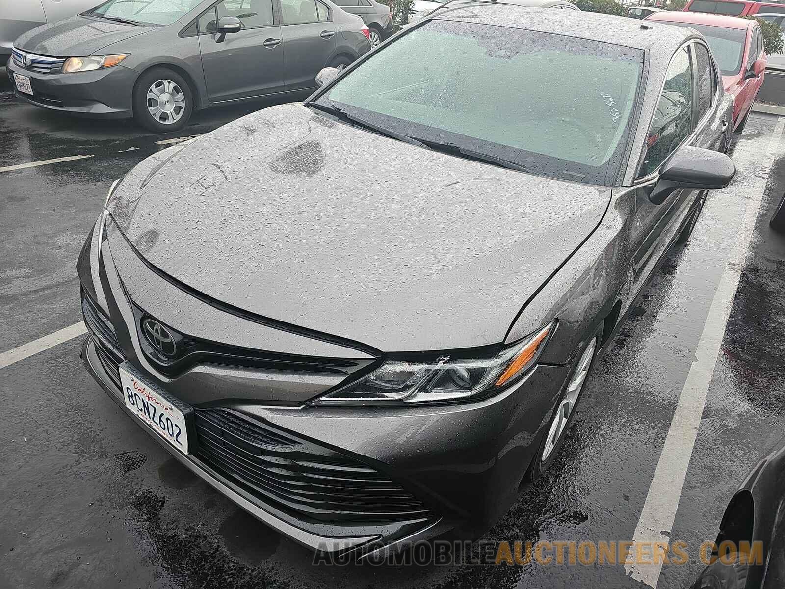 4T1B11HK4JU030643 Toyota Camry 2018