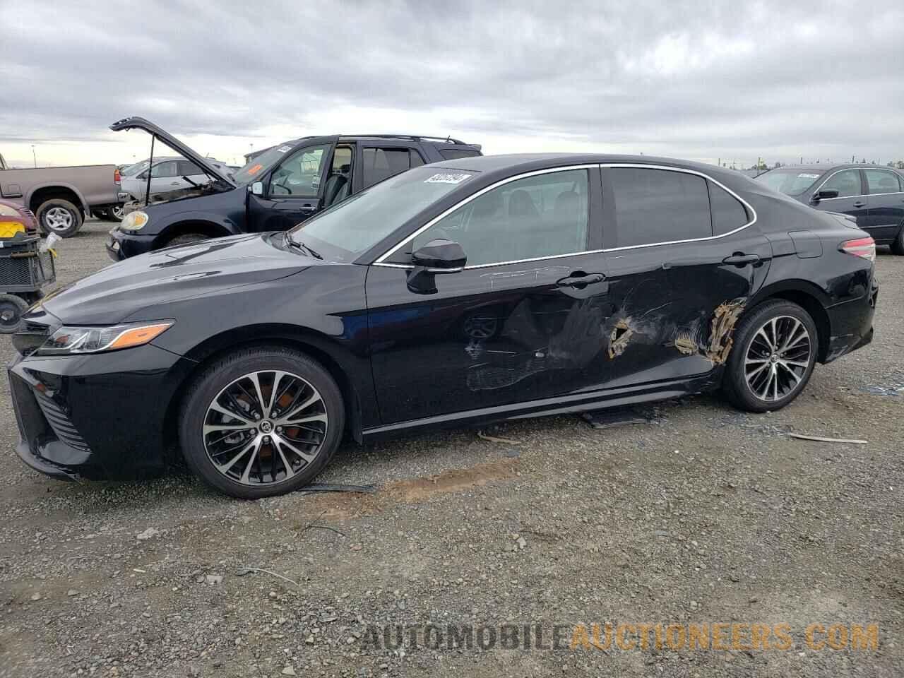 4T1B11HK4JU141080 TOYOTA CAMRY 2018