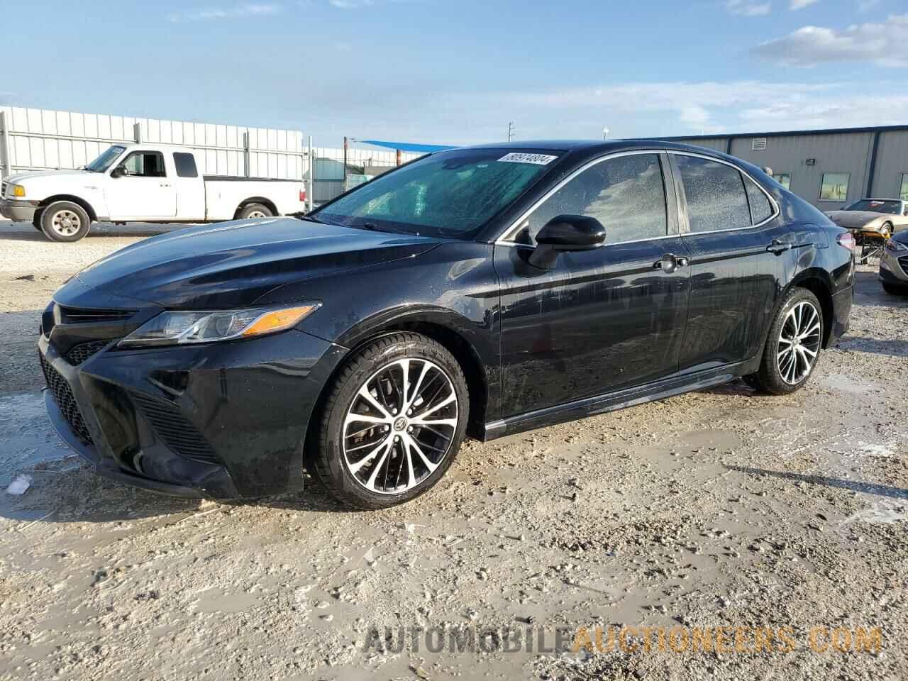 4T1B11HK4JU584717 TOYOTA CAMRY 2018