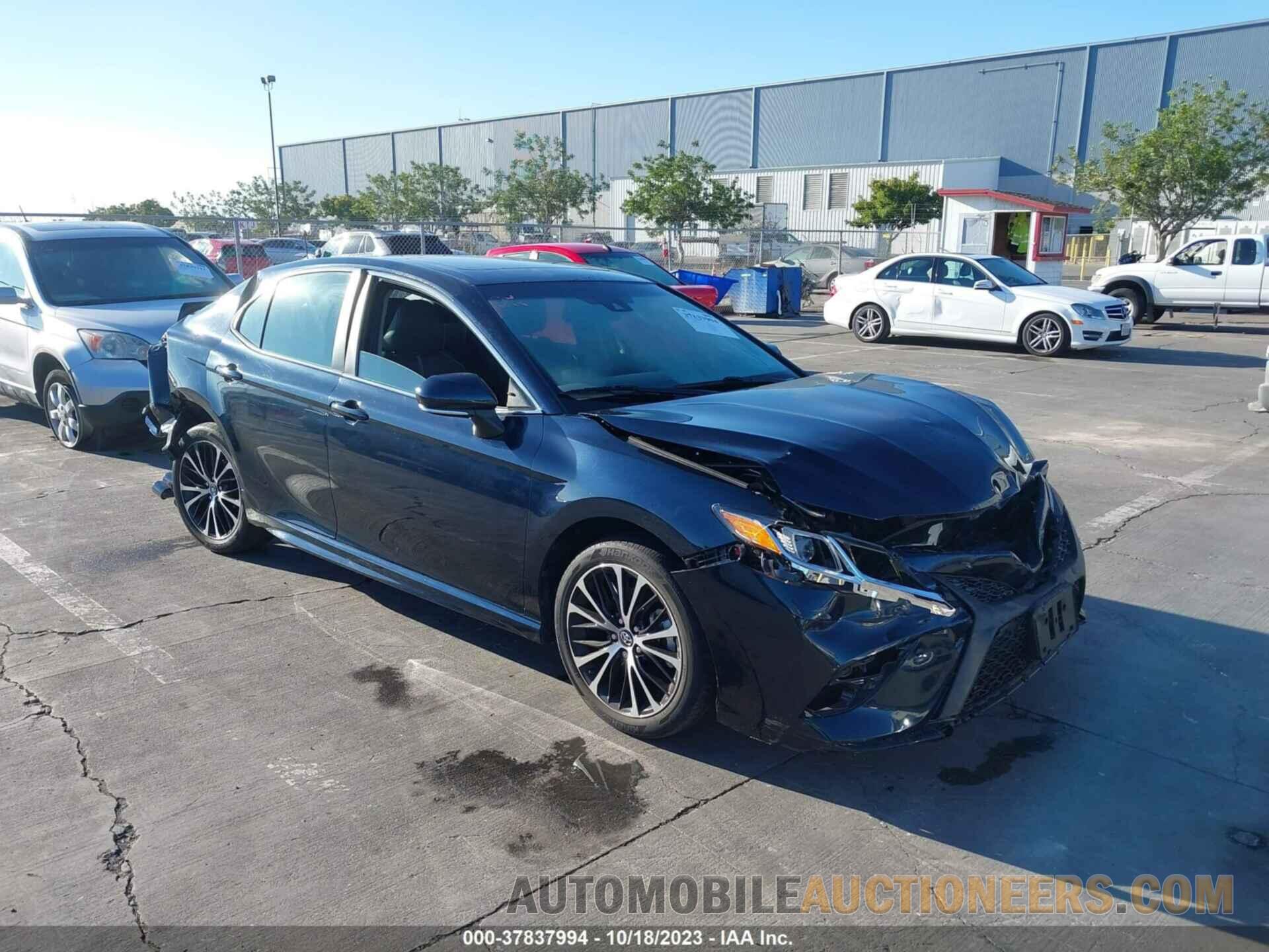 4T1B11HK4JU585611 TOYOTA CAMRY 2018