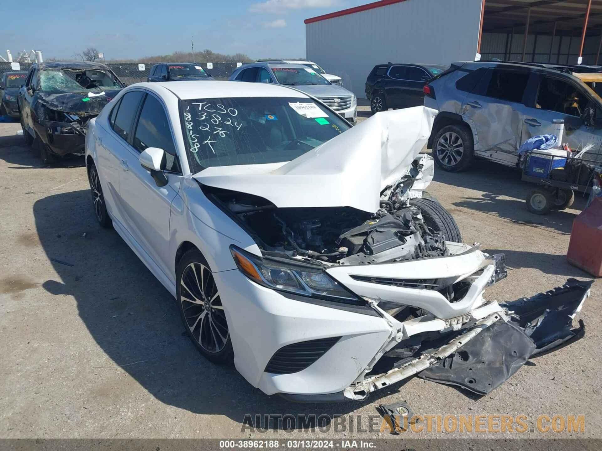 4T1B11HK4JU650800 TOYOTA CAMRY 2018