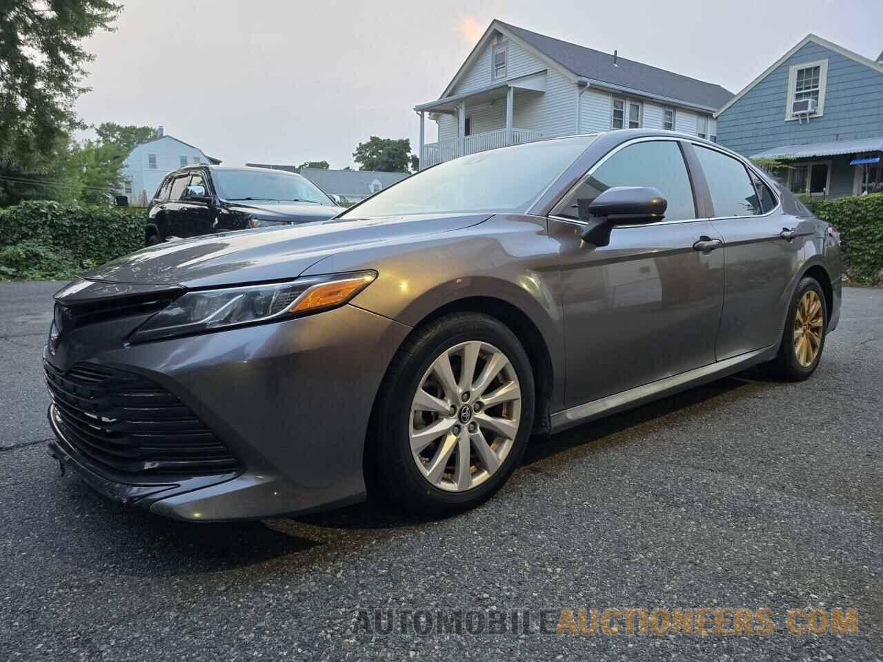 4T1B11HK5JU011406 TOYOTA CAMRY 2018