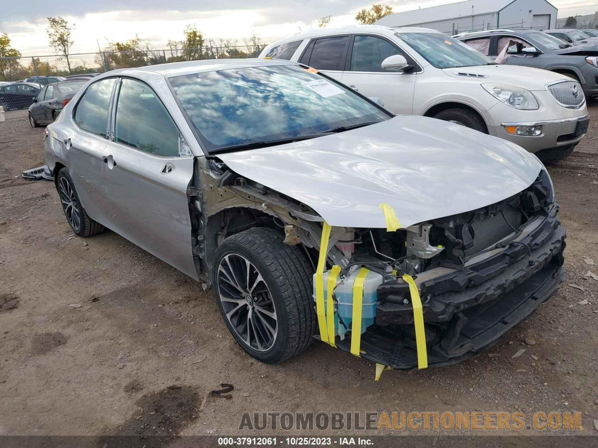 4T1B11HK5JU040503 TOYOTA CAMRY 2018