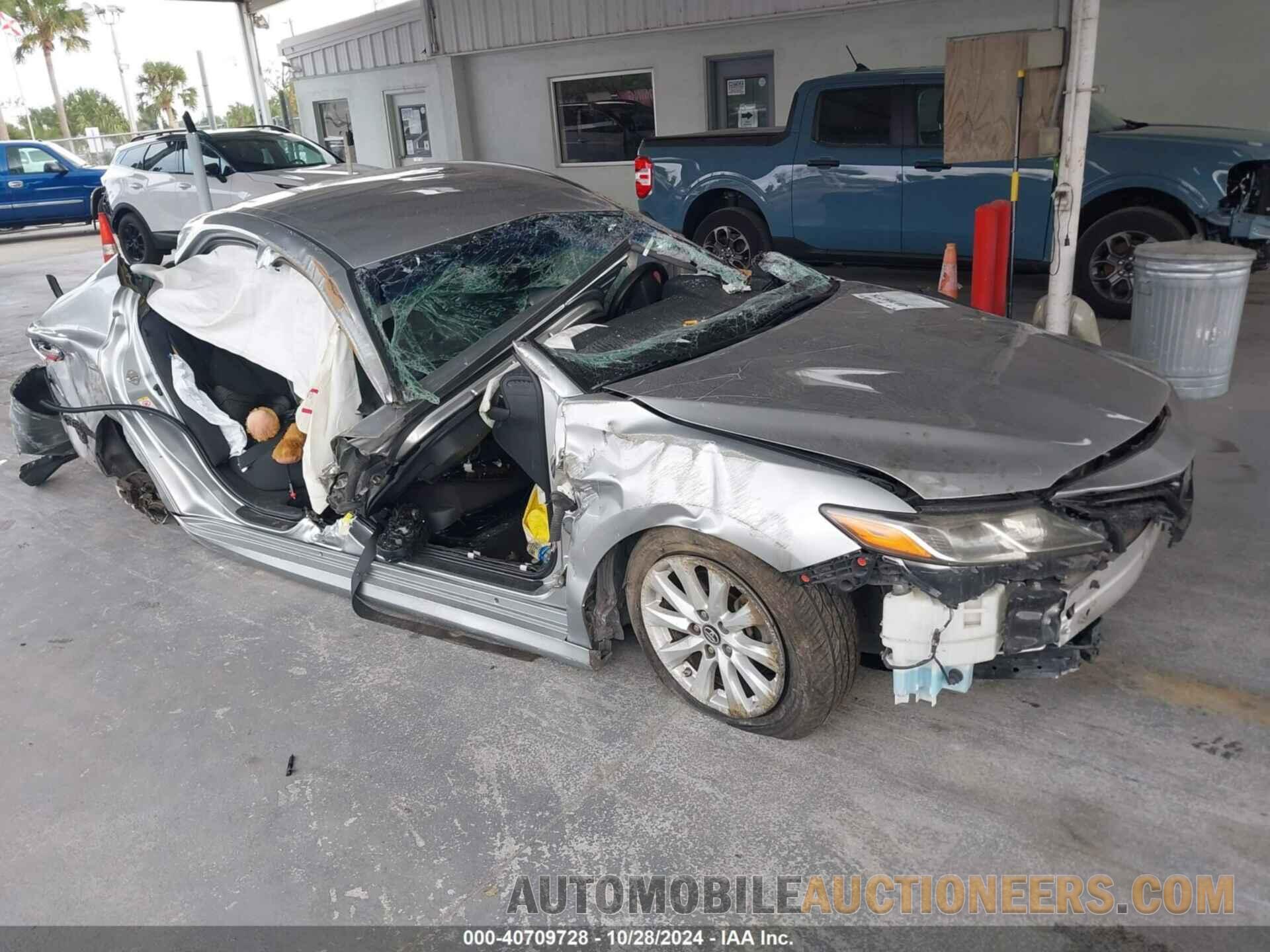 4T1B11HK5JU068608 TOYOTA CAMRY 2018