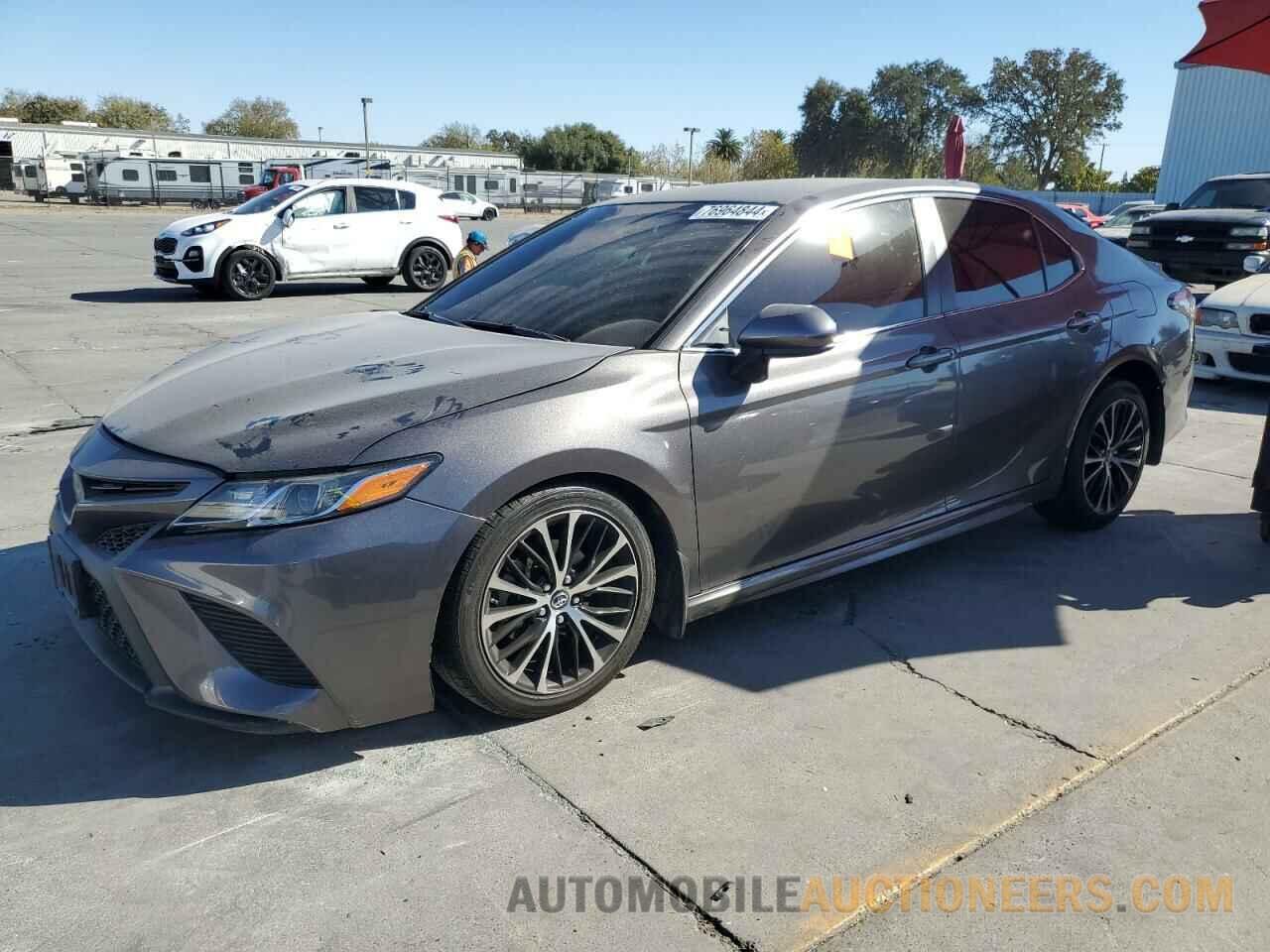 4T1B11HK5JU080080 TOYOTA CAMRY 2018