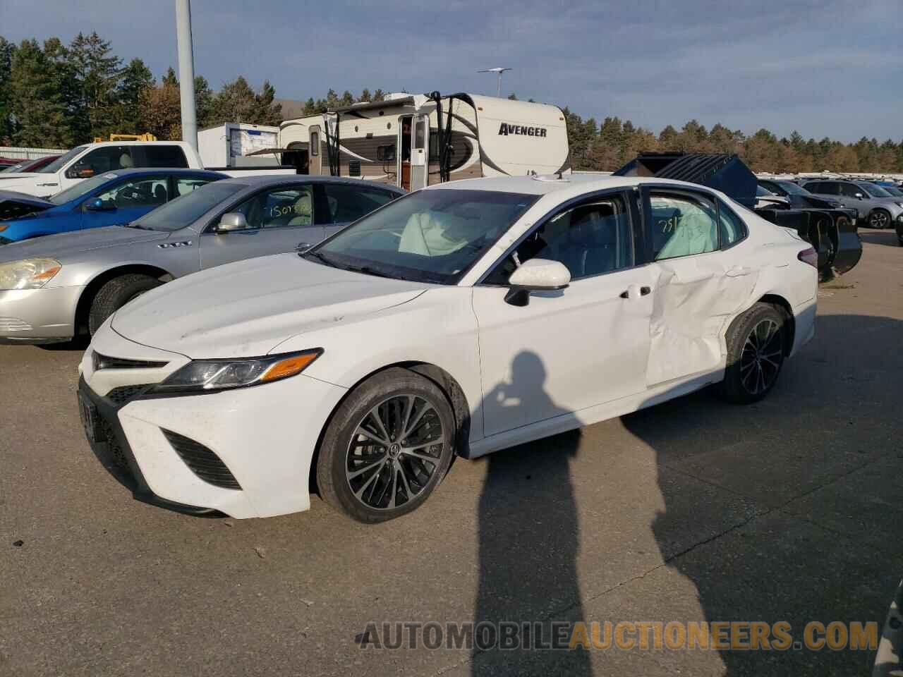 4T1B11HK5JU084677 TOYOTA CAMRY 2018