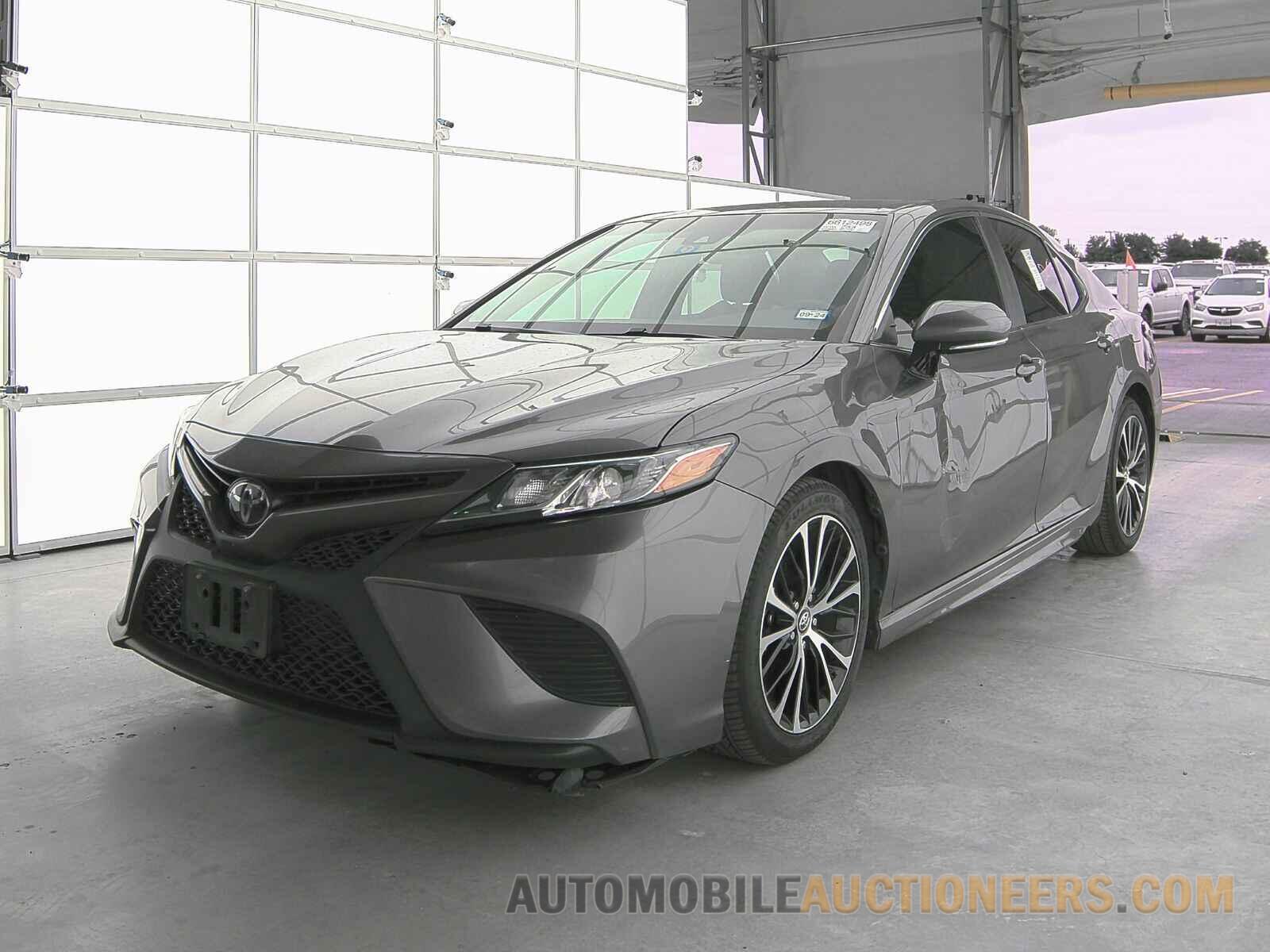 4T1B11HK5JU587982 Toyota Camry 2018