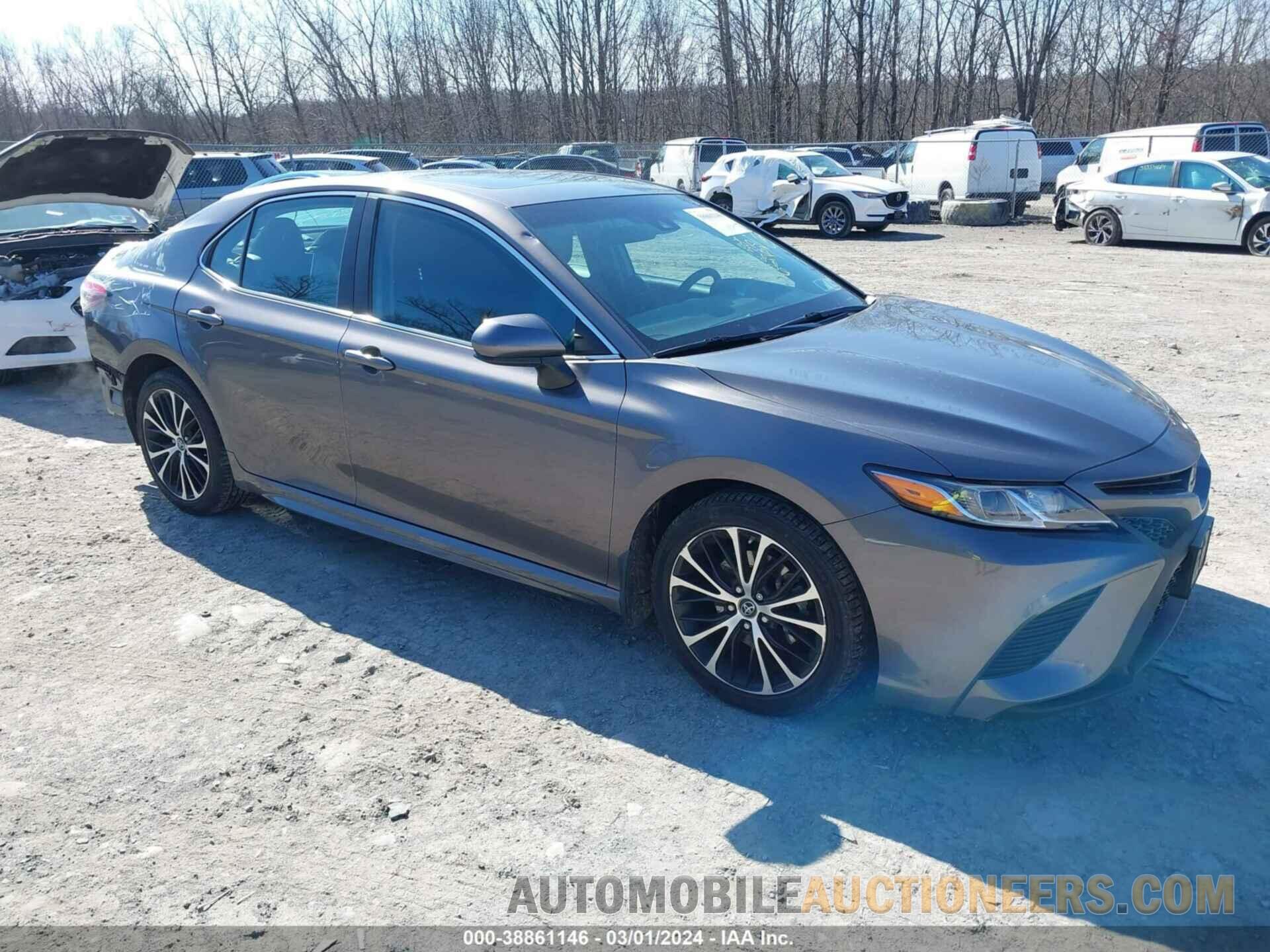 4T1B11HK5JU608880 TOYOTA CAMRY 2018