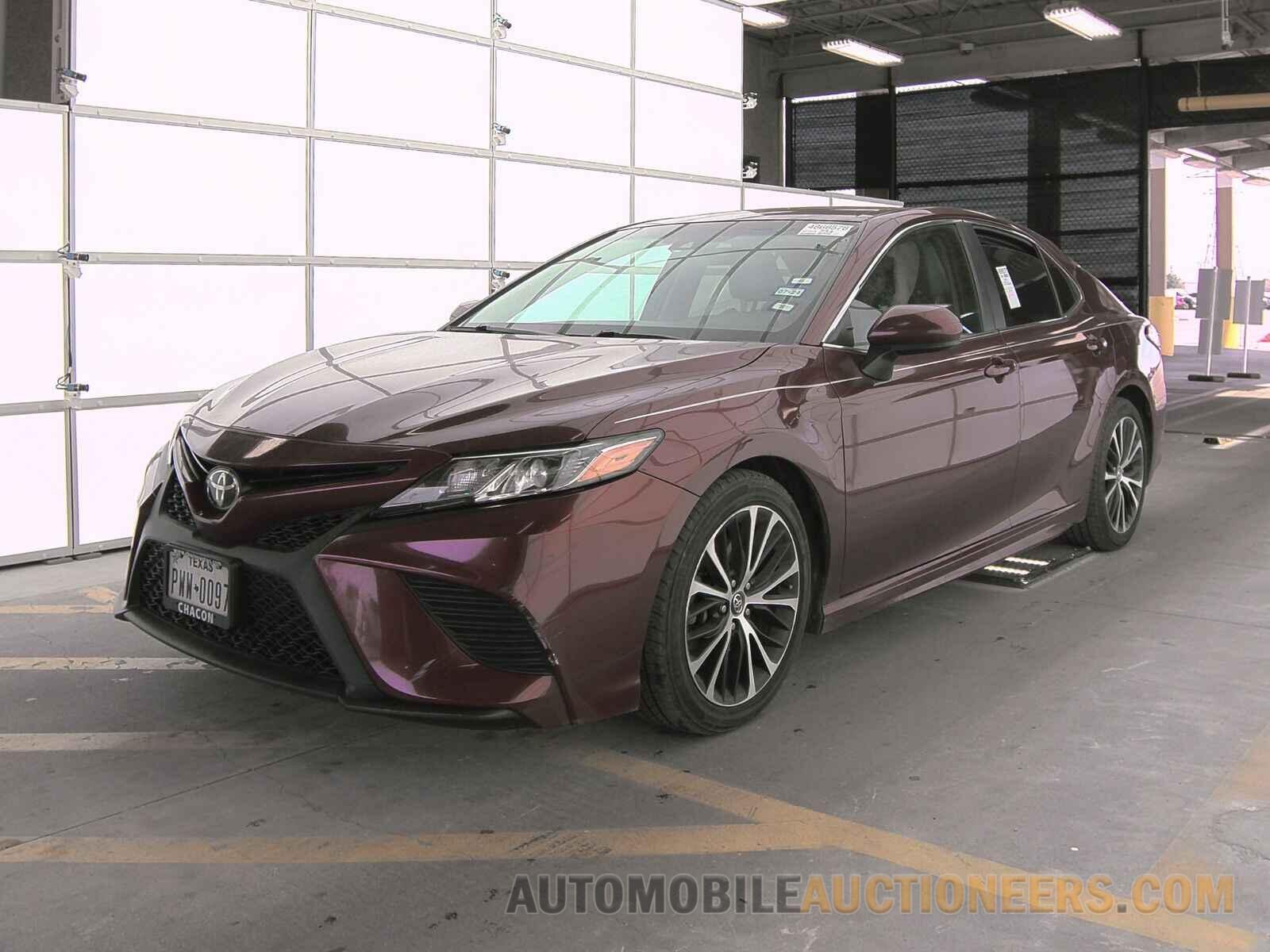 4T1B11HK5JU629647 Toyota Camry 2018