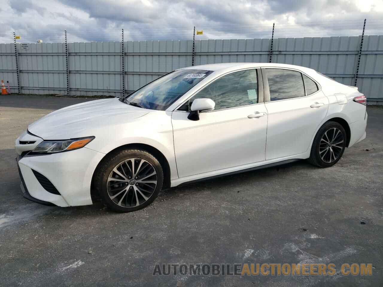 4T1B11HK5JU648487 TOYOTA CAMRY 2018