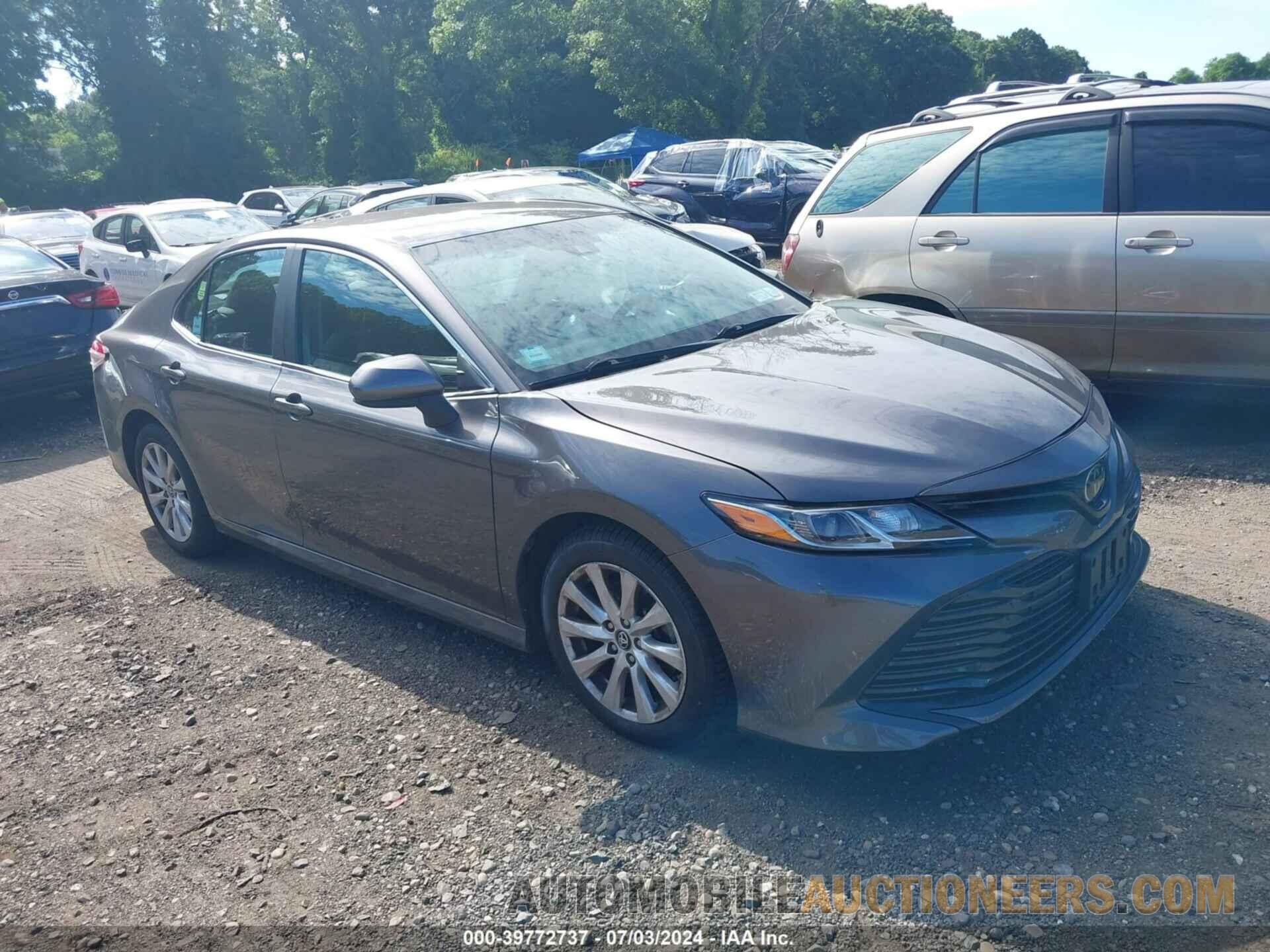 4T1B11HK5JU676256 TOYOTA CAMRY 2018