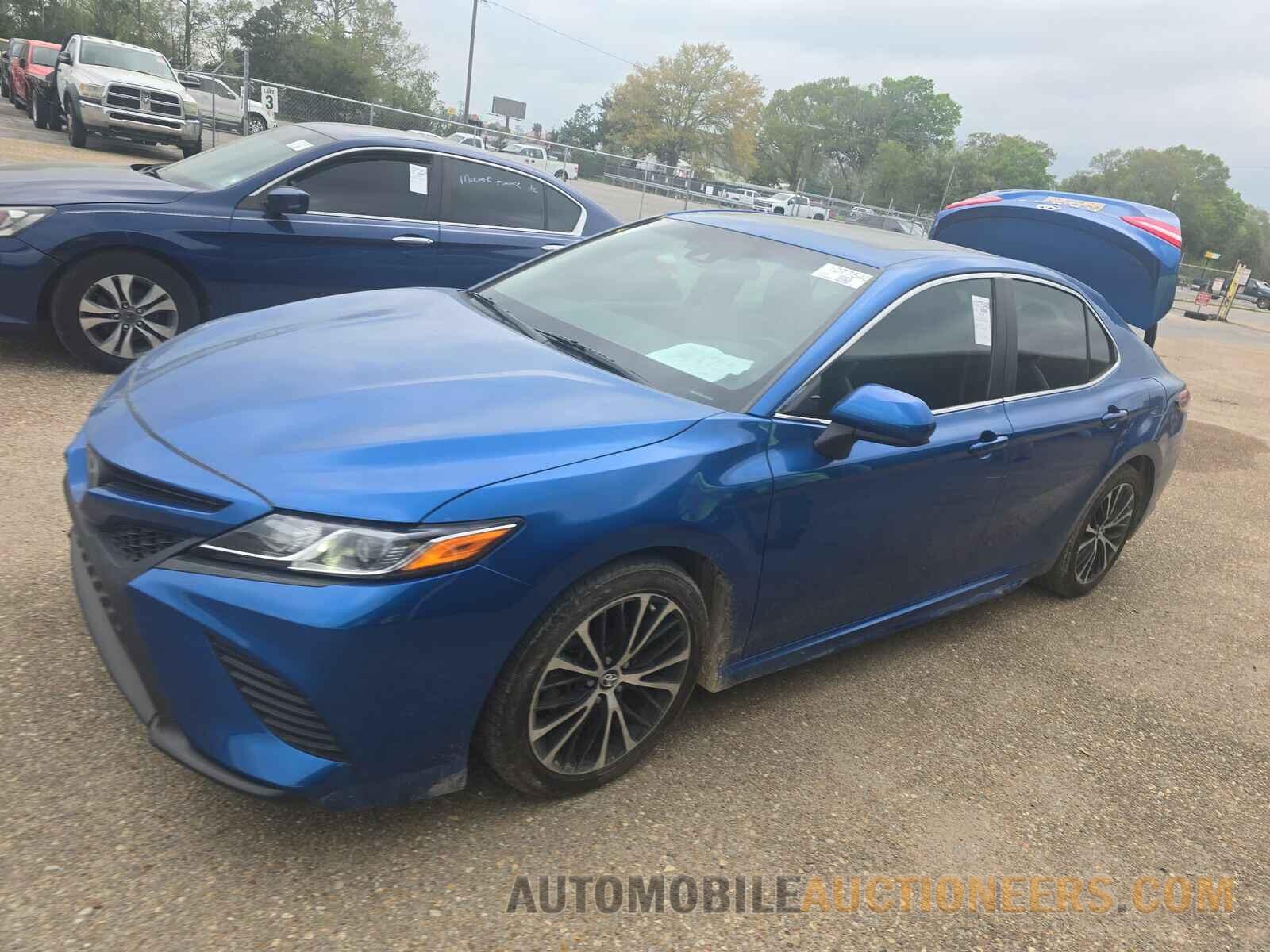 4T1B11HK6JU003671 Toyota Camry 2018