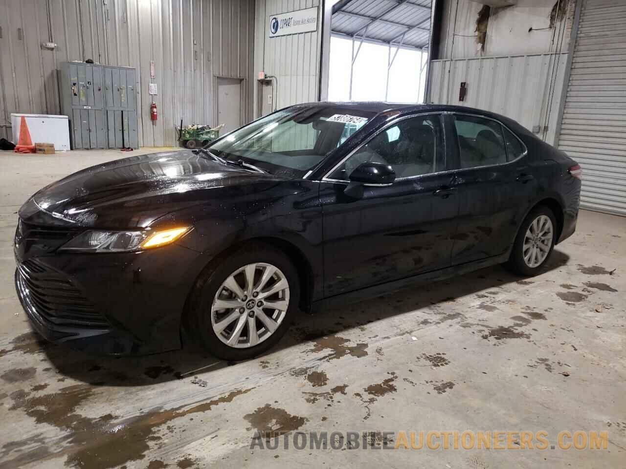 4T1B11HK6JU062221 TOYOTA CAMRY 2018