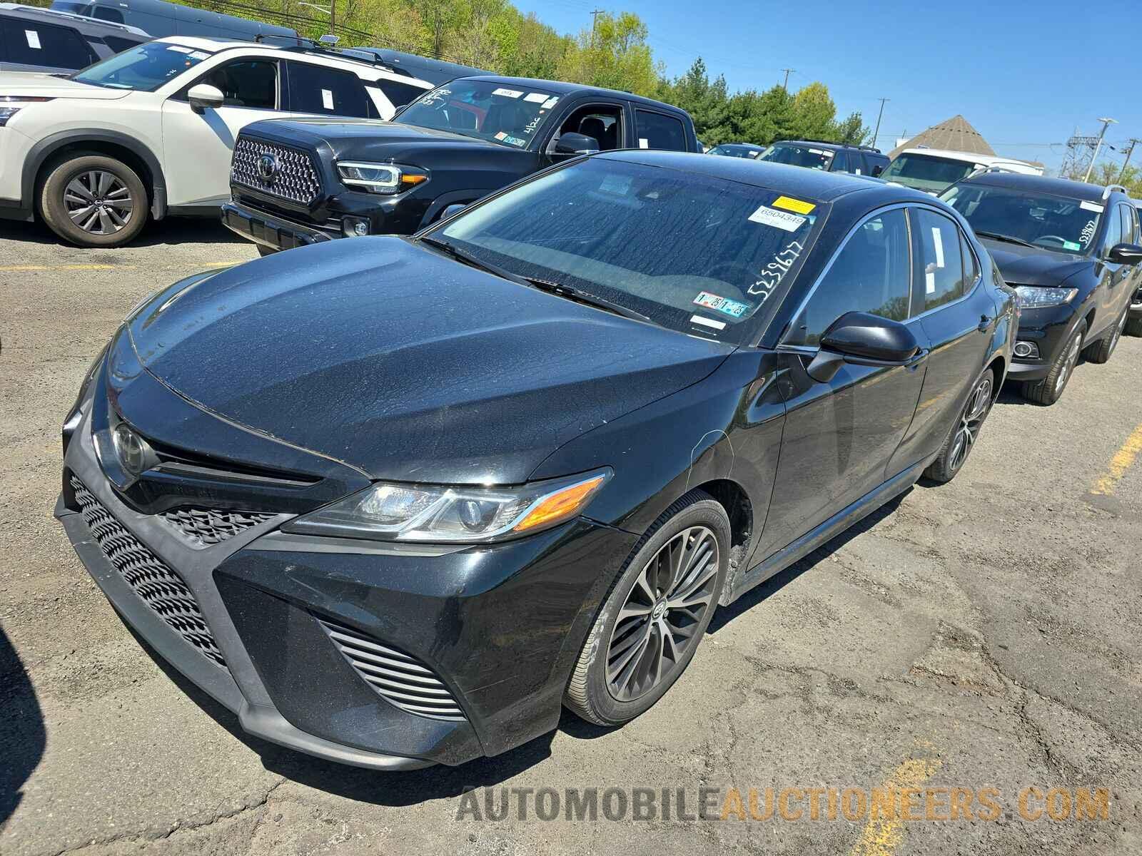 4T1B11HK6JU103947 Toyota Camry 2018