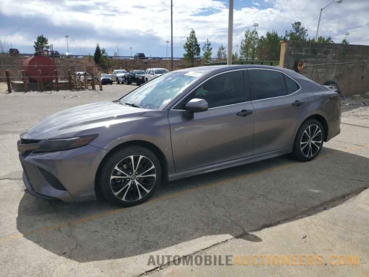 4T1B11HK6JU113927 TOYOTA CAMRY 2018