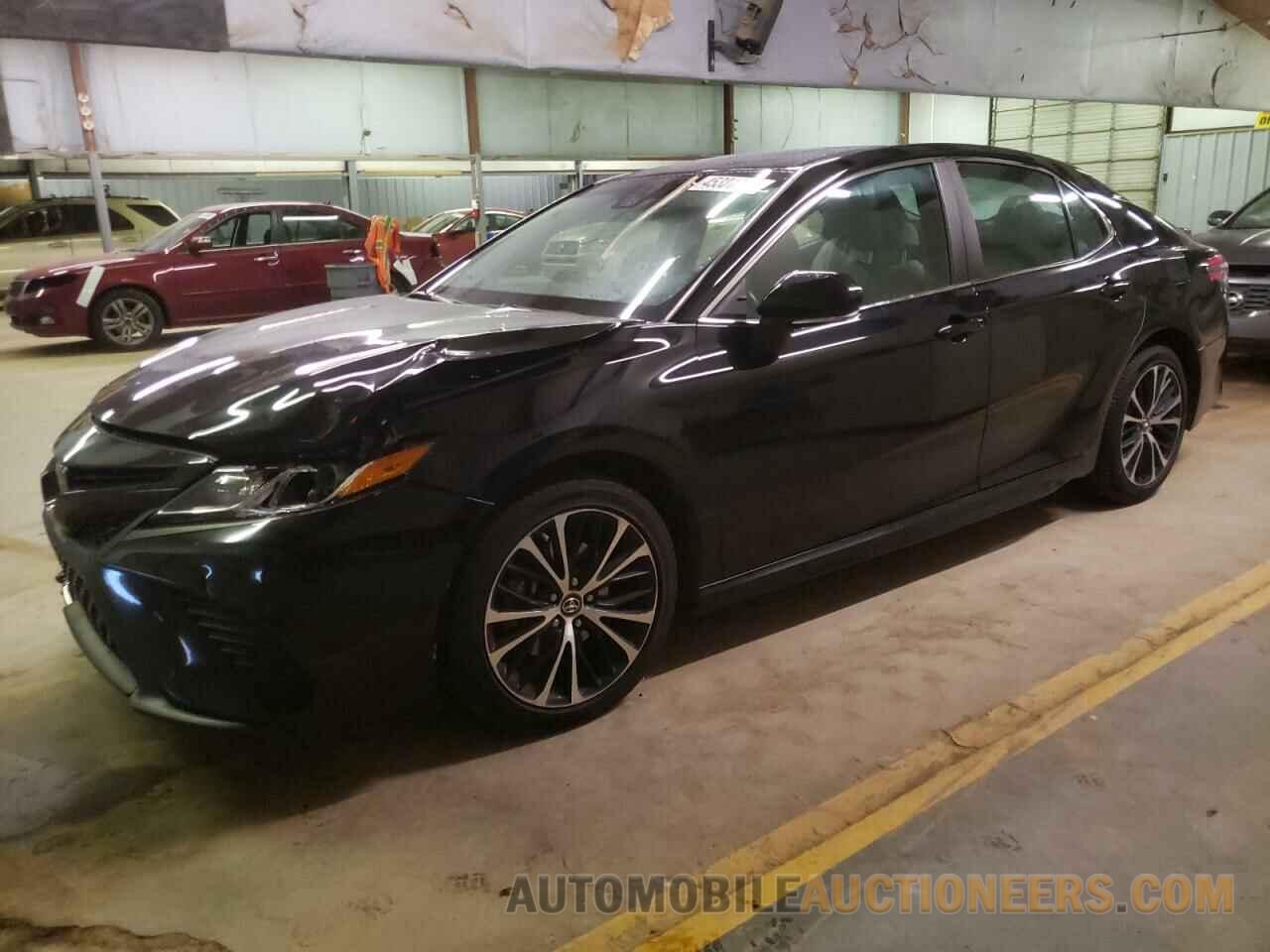 4T1B11HK6JU121056 TOYOTA CAMRY 2018