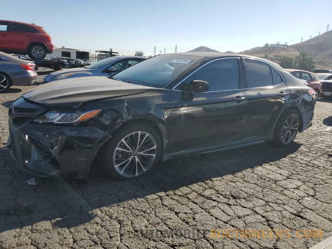 4T1B11HK6JU121557 TOYOTA CAMRY 2018