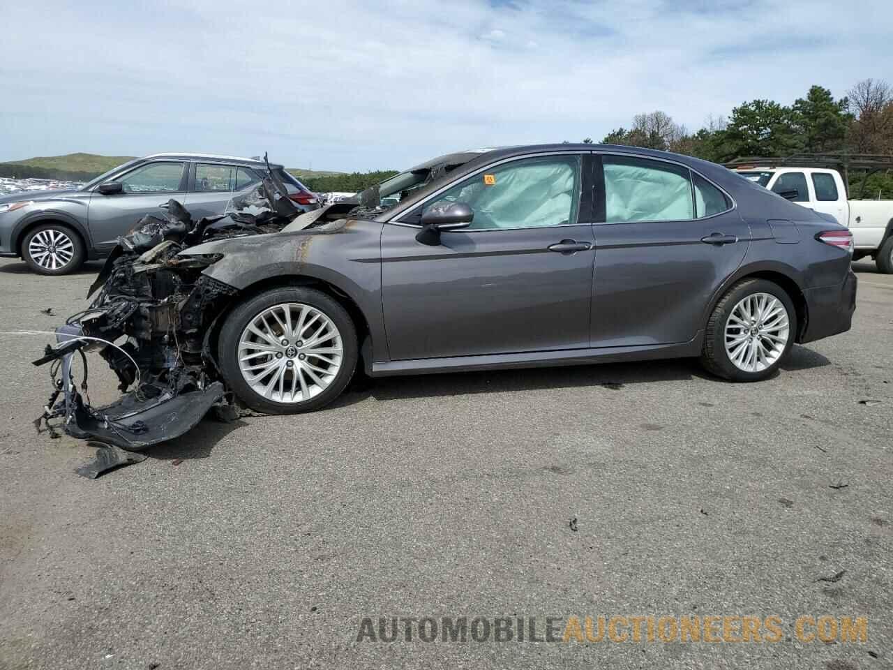 4T1B11HK6JU136379 TOYOTA CAMRY 2018