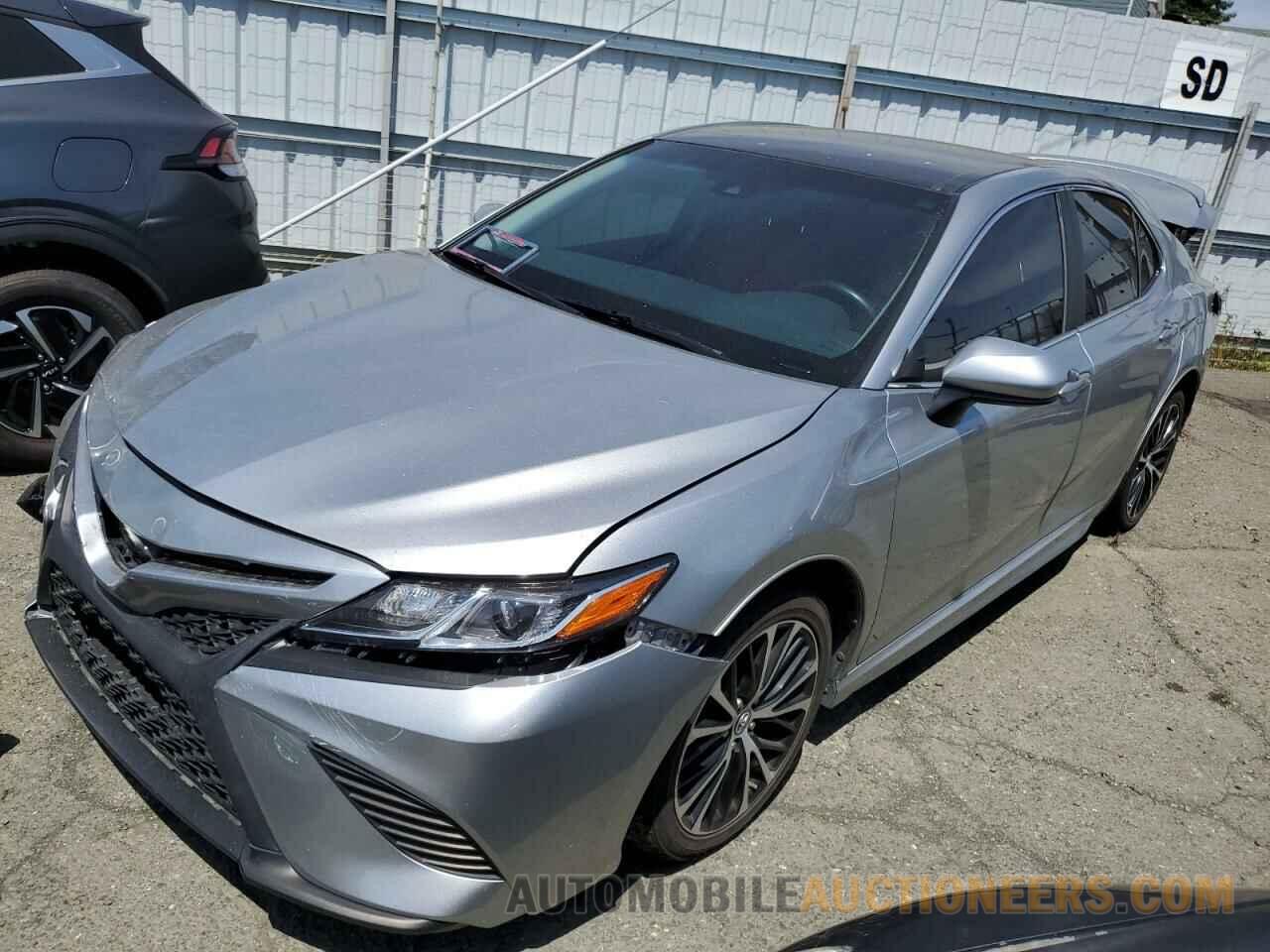 4T1B11HK6JU142053 TOYOTA CAMRY 2018