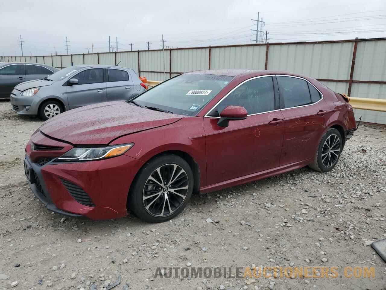 4T1B11HK6JU565585 TOYOTA CAMRY 2018