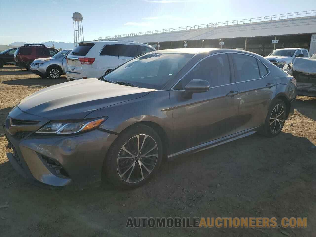 4T1B11HK6JU579826 TOYOTA CAMRY 2018