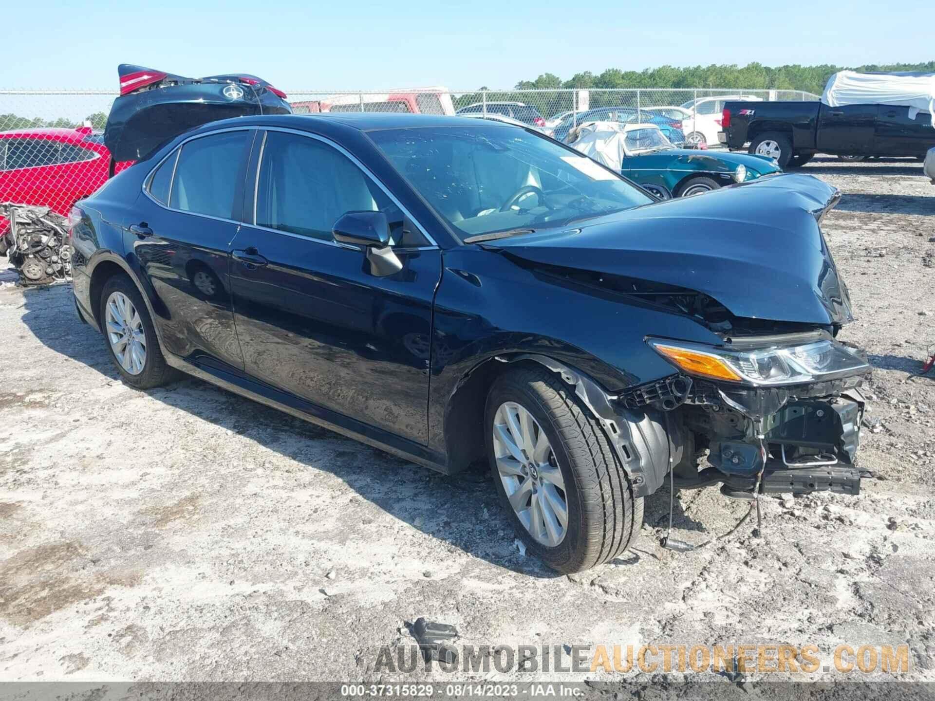 4T1B11HK6JU586405 TOYOTA CAMRY 2018