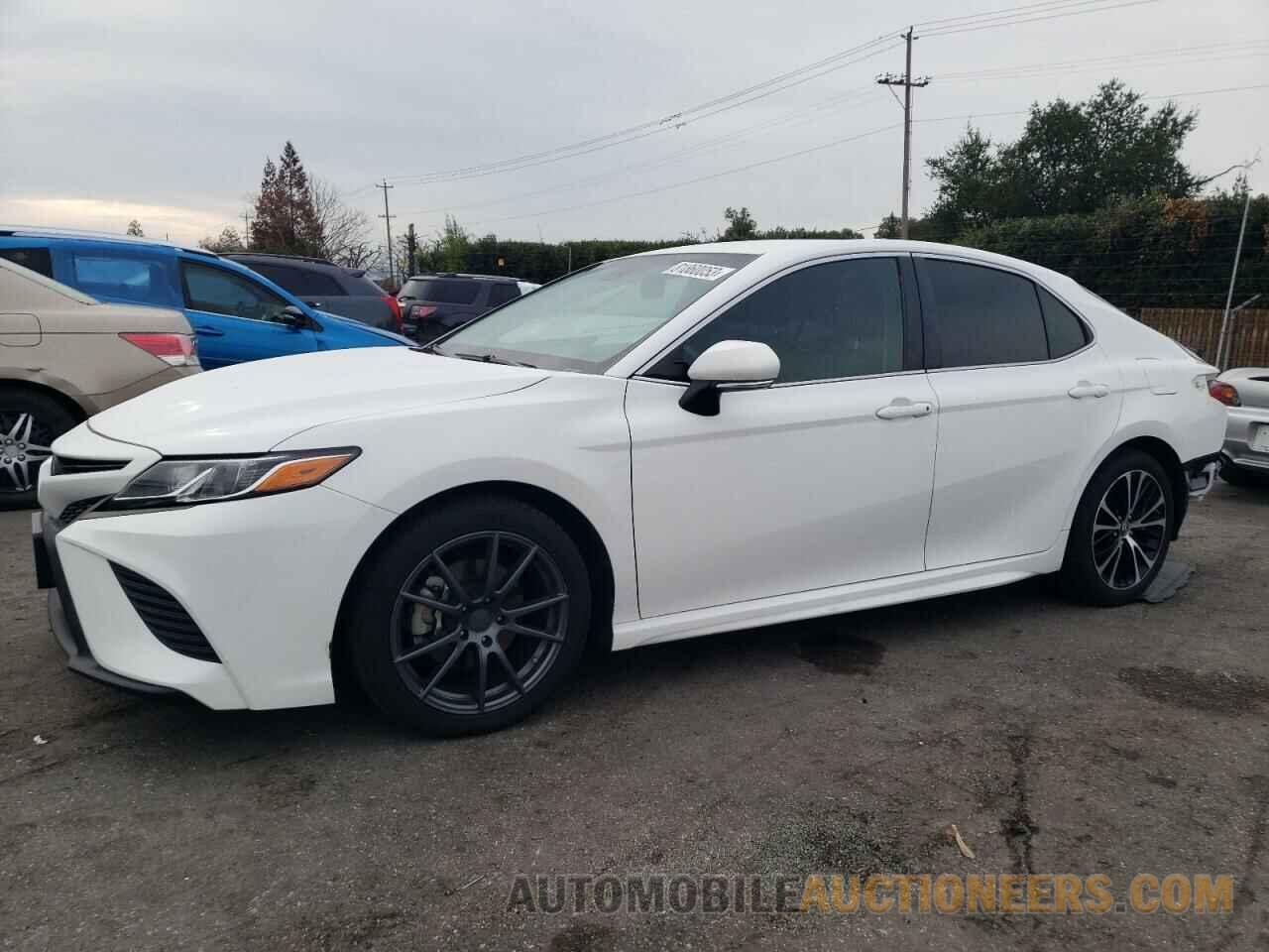 4T1B11HK6JU588056 TOYOTA CAMRY 2018